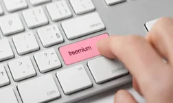 Person pressing button on keyboard that reads 'freemium'